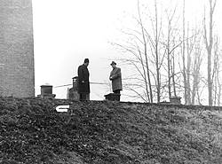 Prozessbeteiligte auf dem Dach des Alten Krematoriums bei den Einwurfluken. 