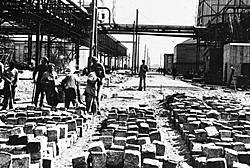 Häftlinge bei Straßenbauarbeiten im IG-Farbenkomplex