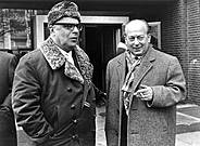 Der Verteidiger Friedrich Karl Kaul mit dem Zeugen Erich Markowitsch vor dem Haus Gallus. Kaul vertrat Auschwitz Überlebende als Nebenkläger. Der Verteidiger Friedrich Karl Kaul mit dem Zeugen Erich Markowitsch vor dem Haus Gallus. Kaul vertrat Auschwitz Überlebende als Nebenkläger.