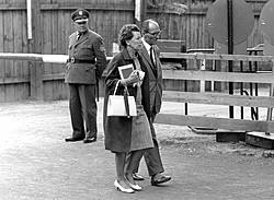 Die Zeugenbetreuerin Ursula Wirth mit dem Zeugen Joseph Kral.