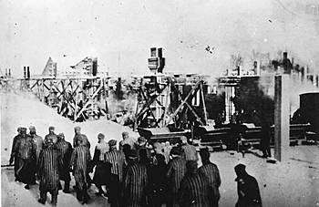 Auschwitz - Häftlinge auf dem Weg zur Arbeit