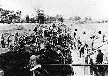 Auschwitz II - Häftlinge heben Graben aus