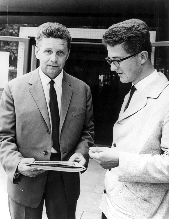 SPD-Politiker Karsten Voigt im Gespräch mit dem Zeugen Jerzy Tabeau 